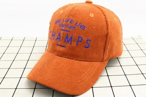 Vue détaillée d'une casquette de baseball orange en velours côtelé pour enfants