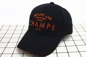 Détail du velours côtelé noir et broderie 3D orange sur la casquette de baseball