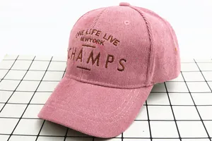 Détail d'une casquette en velours côtelé rose avec broderie marron de lettres ONE LIFE