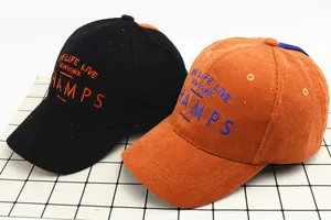 Vue détaillée de la texture velours côtelé et broderie New York sur casquettes enfant