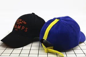 Détail de casquettes de baseball en velours côtelé avec broderie et boucle en métal