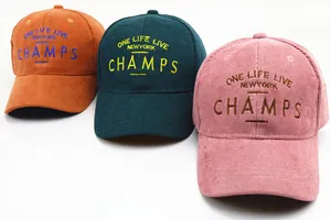 Vue détaillée de la texture velours et broderie sur casquettes baseball enfant