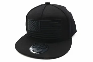 Detailansicht der schwarzen Snapback-Kappe mit US-Flaggenstickerei und silbernem Sticker
