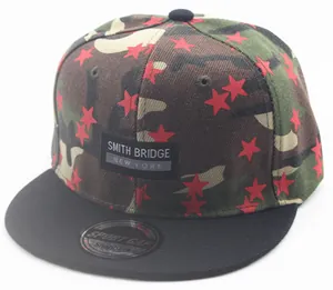 Detail der Camouflage-Snapback-Mütze mit roten Sternen und Smith Bridge Patch