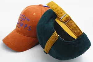 Détail de la casquette en velours côtelé avec tissu orange et boucle en métal réglable