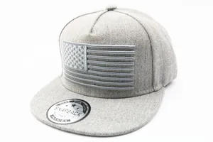 Detail der grauen Snapback-Cap mit US-Flaggen-Patch und hochwertiger Twill-Textur