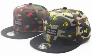Detailansicht von Camouflage-Snapback-Caps mit Smith Bridge New York-Patches