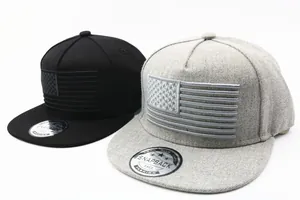 Nahaufnahme der US-Flaggen-Stickerei auf schwarzen und grauen Snapback-Baseballkappen