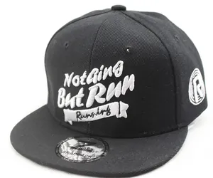 Détail de la broderie blanche en relief sur une casquette snapback en coton noir