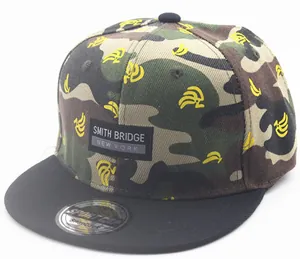 Detail einer Snapback-Cap mit Camouflage-Krone und Smith Bridge Aufnäher auf schwarzem Schirm