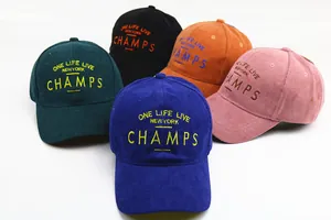 Vue à plat de casquettes de baseball en velours côtelé avec détails brodés