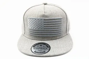 Detail eines bestickten USA-Flaggen-Patches auf einer hellgrauen Snapback-Mütze für Kinder