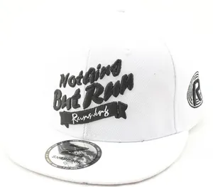 Détail de la casquette snapback en coton blanc avec broderie 3D noire 'NOTHING BUT RUN'