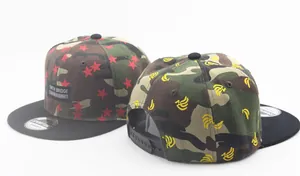 Detailansicht von Camouflage Snapback Caps mit roten Sternen und verstellbarem Verschluss