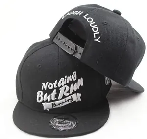 Vue détaillée d'une casquette snapback noire pour enfant avec broderie 3D blanche