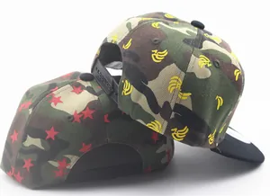 Detailansicht der Camouflage Snapback Caps mit verstellbarem Verschluss und Prints