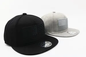 Detailaufnahme von Snapback-Caps für Kinder mit USA-Flaggen-Stickerei in Schwarz und Grau