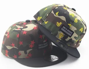 Detail von Camouflage-Snapback-Caps mit roten Sternen und Smith Bridge New York Patch