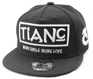 Détail de la broderie TIANC et autocollant Snapback sur une casquette noire pour enfants