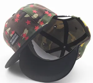 Detailansicht der Camouflage-Baseballkappe mit roten Sternen und gewebtem Markenetikett