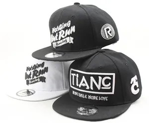 Détails de broderie 3D haute densité sur casquettes snapback en coton noir et blanc