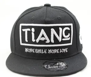 Casquette snapback noire pour enfants avec broderie TIANC blanche et visière plate