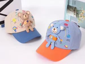 Dettaglio cappellini per bambini con orsetto 3D in silicone e stampe a tema pianeti