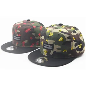Kinder Camouflage Baseballkappe mit Aufnähern und flachem schwarzem Schirm im Streetstyle