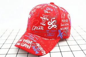 Detail van rode hiphop pet voor kinderen met witte graffiti letters en urban patronen