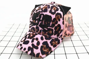 Détails d'une casquette enfant léopard rose avec oreilles de chat et broderie MEOW