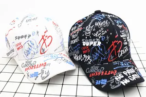 Detailweergave van graffiti honkbalpetten voor kinderen in zwart en wit met kleurrijke print