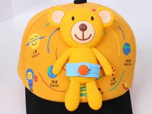 Dettaglio dell'orsetto 3D e dei motivi spaziali sulla superficie del cappello per bambini