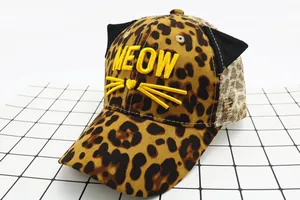 Détail d'une casquette enfant léopard avec oreilles de chat 3D et broderie Meow