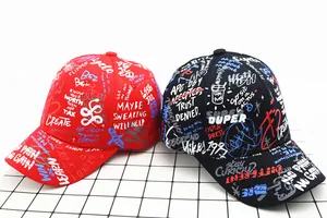 Detail van street art graffiti prints op rode en zwarte canvas baseballpetten