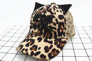 Détail de la casquette léopard avec oreilles de chat, broderie meow et empiècement mesh