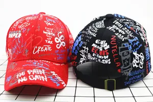 Detailweergave van katoenen honkbalpet met graffiti-prints en metalen gespsluiting