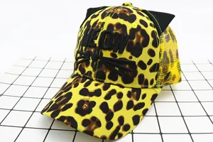 Détail de casquette léopard jaune avec oreilles de chat 3D et broderie Meow