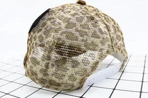 Détail de casquette enfant avec motif léopard et filet en maille kaki respirant à l'arrière