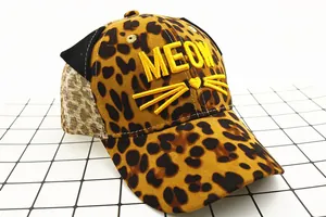 Détail de la casquette léopard pour enfants avec mesh et broderie 3D meow
