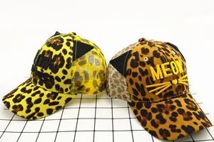 Détail de casquettes enfant léopard avec oreilles de chat 3D et broderie MEOW
