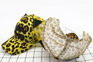 Détail d'une casquette enfant léopard avec oreilles de chat et broderie MEOW en 3D