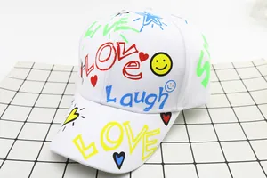 Dettaglio cappellino bianco con scritte graffiti colorate LOVE e SMILE stampate sopra