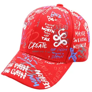 Rode kinderhonkbalpet met graffiti-opdruk en witte en blauwe motiverende belettering