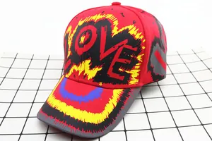 Dettaglio del cappellino rosso per bambini con graffiti LOVE e stampe colorate
