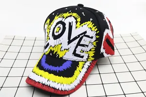 Dettaglio del cappellino nero con stampa graffiti LOVE e bordo della visiera rosso