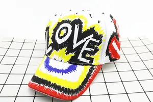 Dettaglio del berretto da baseball stile street con testo LOVE e graffiti colorati