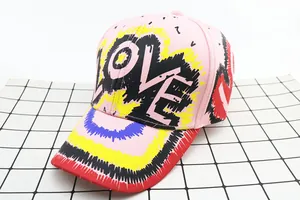 Dettaglio del cappellino rosa per bambini con stampa di lettere graffiti LOVE colorate