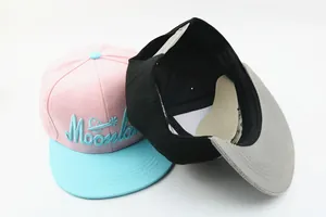 Λεπτομέρεια παιδικών καπέλων snapback με 3D κέντημα Moonland και ρυθμιζόμενο λουράκι
