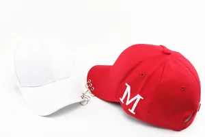Détail des casquettes de baseball en coton avec anneaux métalliques et logo M brodé