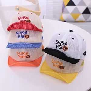 Détail de cinq casquettes en maille pour enfants avec broderie Super Hero et ours